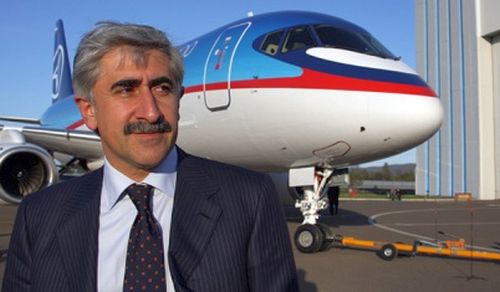 Президент Объединенной авиастроительной корпорации (ОАК) Михаил Погосян    рядом с самолетом Sukhoi Superjet 100 (SSJ100)