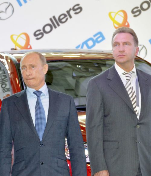 Владимир Путин и Игорь Шувалов (справа) во Владивостоке.