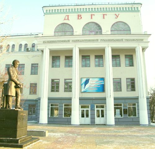 Памятник Пушкину стоит около ДВГГУ в Хабаровске.