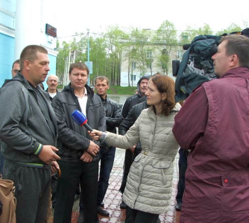 Во вторник, 3 июня, на площади Маяковского в п. Ванино собрались «аркаимовцы» (приехали, кто смог), чтобы встретиться с журналистами телеканала «Россия»