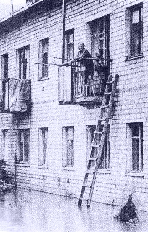Вода подошла к домам. Хабаровск, 1981 г.