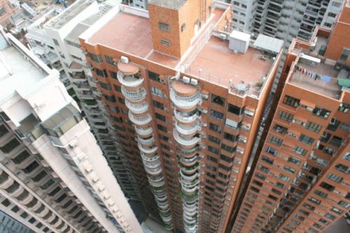 В своих квартирках-клетушках гонконгцы только спят, вся остальная жизнь — на улицах