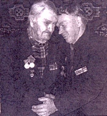 Героический пулеметчик Воронов (слева) обнимает при встрече своего оруженосца Курышева