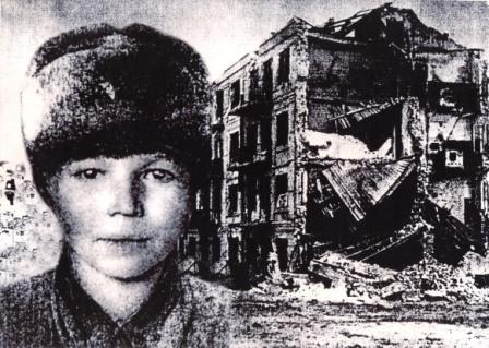 Мальчик Курышов на фоне разгромленного Дома Павлова в Сталинграде (коллаж) 