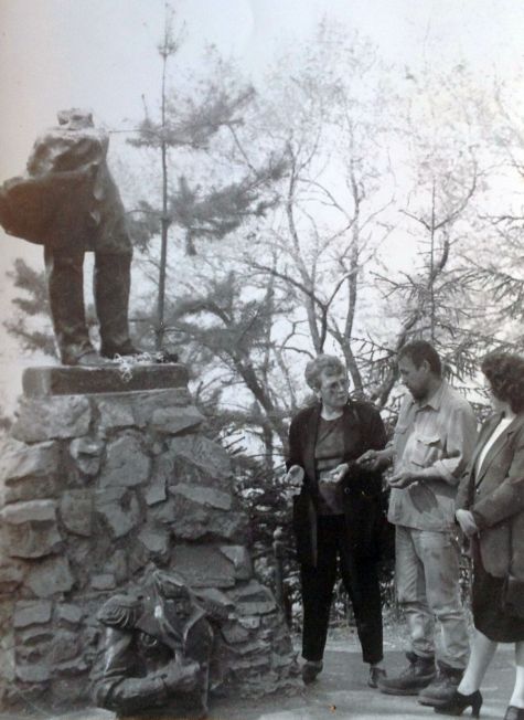 В 1996 году памятник Невельскому в Хабаровске был разрушен.