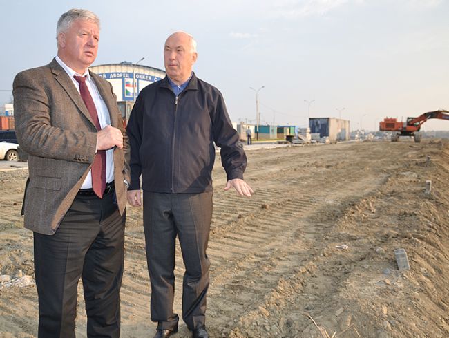 Михаил Шмаков (слева) вместе с мэром Хабаровска Александром Соколовым осмотрел районы и объекты, пострадавшие от наводнения