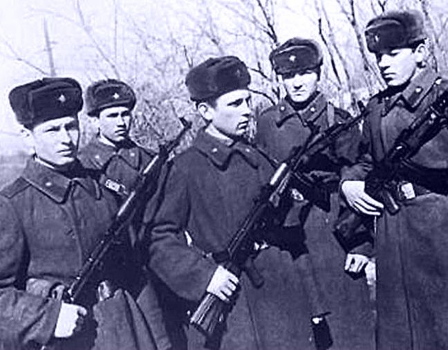Второй слева стрелок Абзалдин Бикузин, крайний справа - младший сержант Юрий Бабанский. 1969 г.