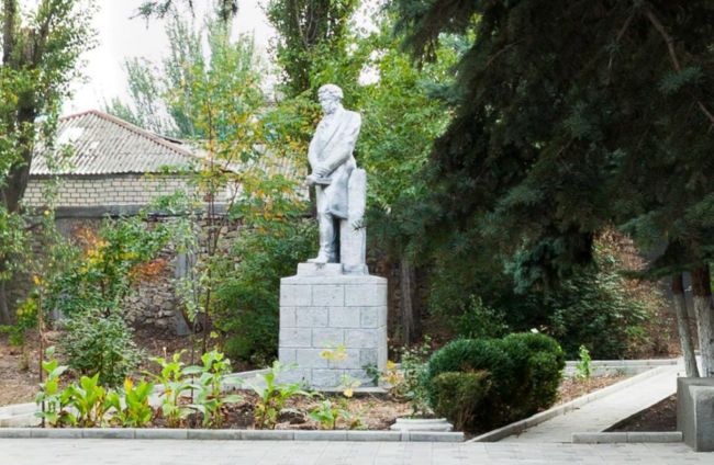 Памятник Пушкину стоит во дворе Музея-заповедника - этнографического комплекса «Дагестанский аул», на проспекте Гамзатова, 12-б в Махачкале/ Нажмите, чтобы УВЕЛИЧИТЬ (нажмите, чтобы увеличить)