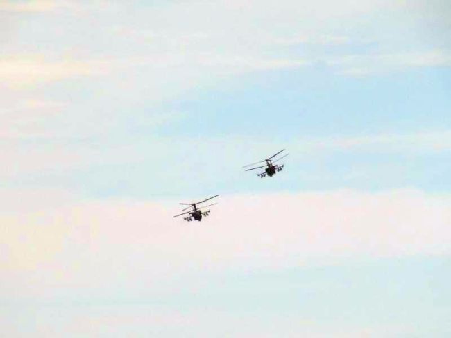 Прикрытие аэродрома в период массового взлета осуществлялось ударными вертолетами Ка-52 и транспортно-штурмовыми Ми-8 АМТШ