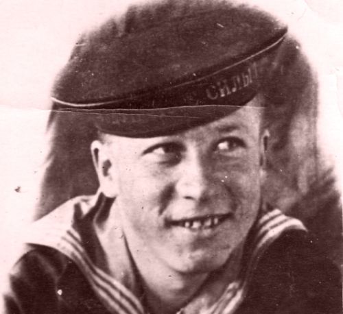 Командир звена 2-го дивизиона 1-й бригады торпедных катеров ТОФ старший лейтенант Николаев Сергей Михайлович на борту торпедного катера ТК-568, август 1945 года (из фондов Военно-исторического музея Тихоокеанского флота)