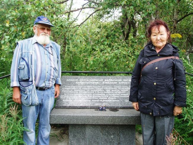 Людмила Хомовна и автор фото рядом с памятной доской о захоронении останков уйльту, привезенных с острова Хоккайдо (Япония)