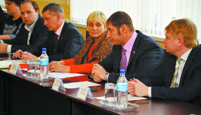 «Против» бюджета проголосовал только беспартийный депутат гордумы Биробиджана Сергей Бурындин (второй справа).