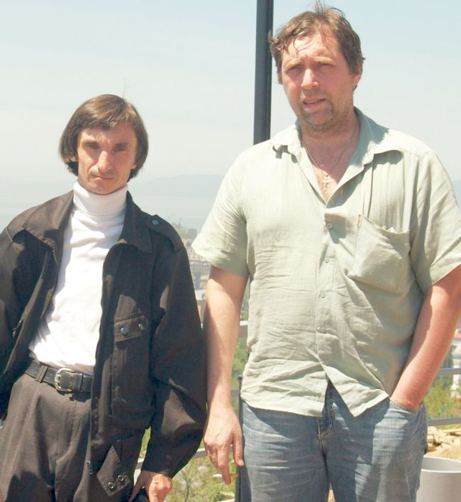 Сын поэта Никита Высоцкий и хабаровчанин Андрей Земсков (слева) на открытии мемориальной доски на ДКМ.