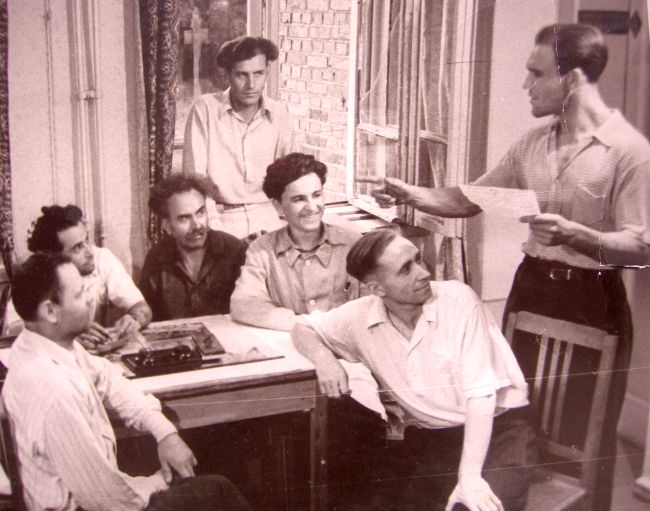 Творческая лаборатория - на заседании первого литературного объединения. Константин Выборов (справа) читает стихи.