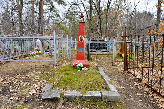 Здесь похоронена дочь писателя Владимира Арсеньева - Наталья.