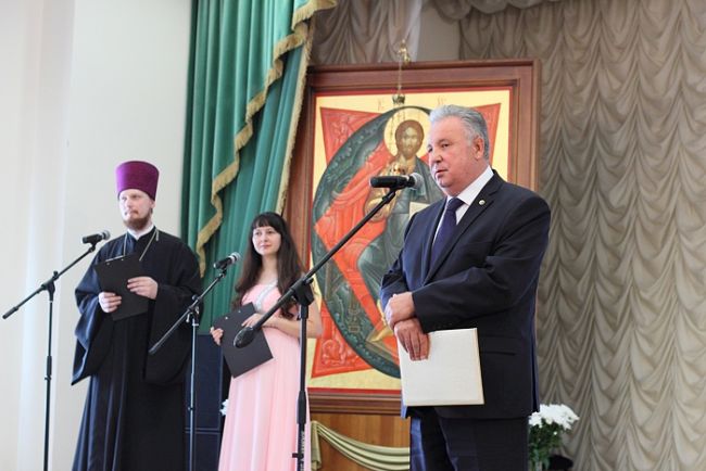 Виктор Ишаев поздравляет Хабаровскую духовную семинарию. Фото Андрея Якимчука