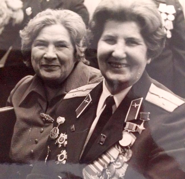 Встреча подруг-курсантов Хабаровского аэроклуба - Анны Кирюхиной (слева) и Нины Распоповой. 1978 г.