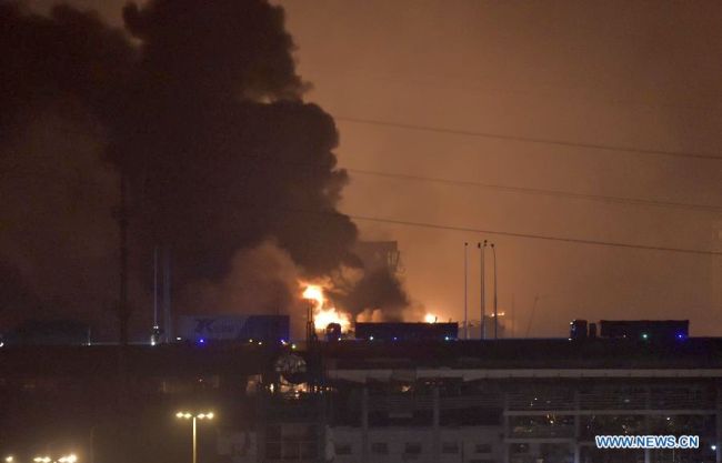 Взрыв и пожар на складе легковоспламеняющихся материалов в грузовом порту Тяньцзиня