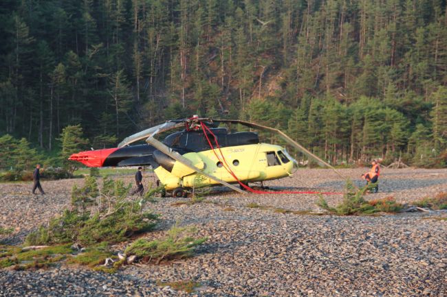 Вертолет Ми-8 достали из воды