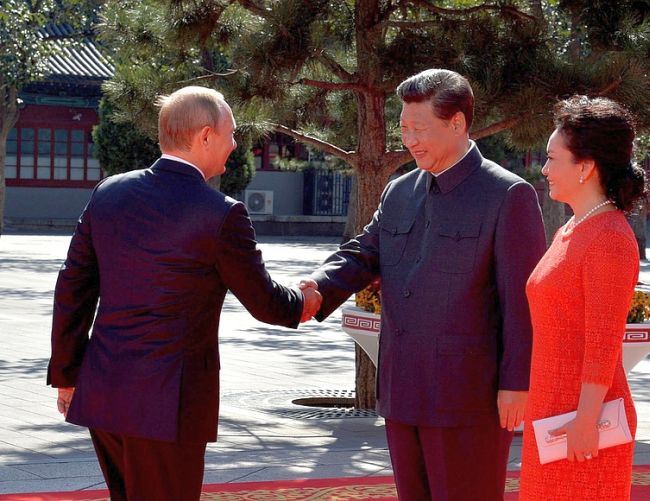 Парад в Пекине, 3 сентября 2015 г. Президент России Владимир Путин и председатель КНР Си Цзиньпин с супругой.