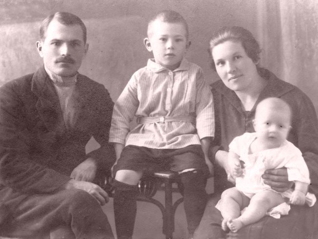 Еще один снимок - Борис с отцом, мамой и сестрой Леночкой.