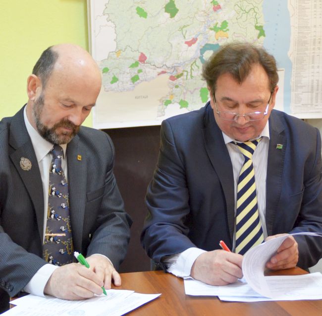 Юрий Дарман (слева) и Владимир Андронов подписывают соглашение о сотрудничестве в Хабаровске. Фото WWF России