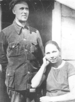 Первый кооператор Тугуро-Чумиканского района Маркел Майков с женой Ольгой. (нажмите, чтобы увеличить)