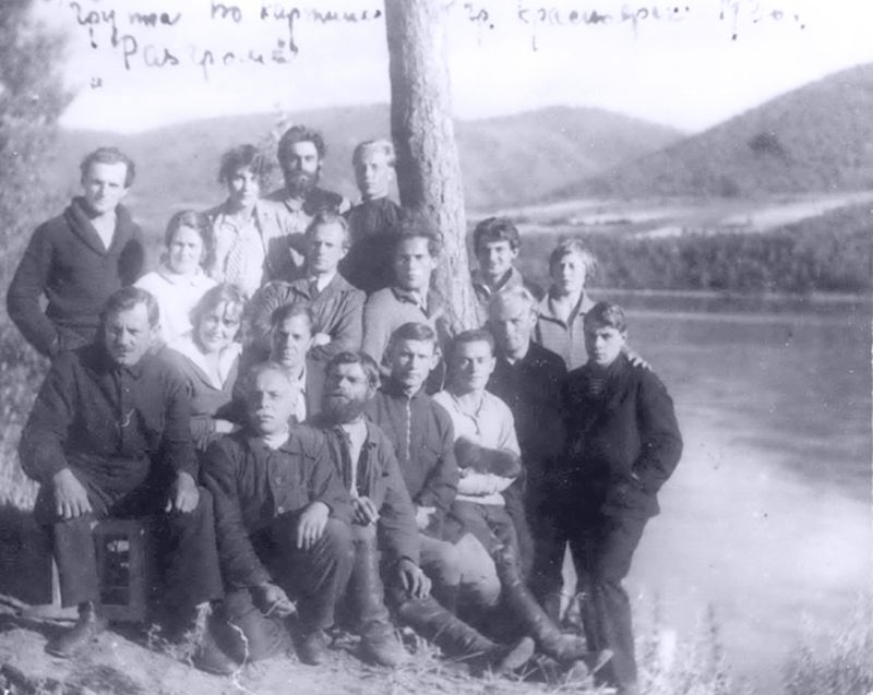 Окрестности Красноярска, 1930 г., съемочная группа фильма «Разгром». Фадеев - 
в нижнем ряду 4-й справа.