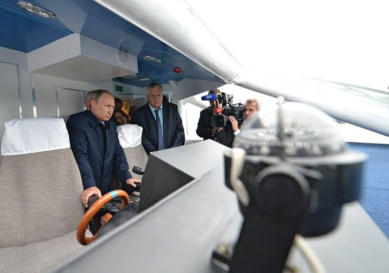Владимир Путин во время осмотра первого образца быстроходного пассажирского судна проекта А45-2, выпущенного Хабаровским судостроительным заводом.