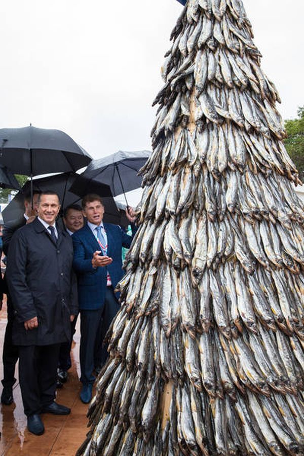 Полпред в ДФО Юрий Трутнев и губернатор Сахалина Олег Кожемяко у рыбной ёлки.