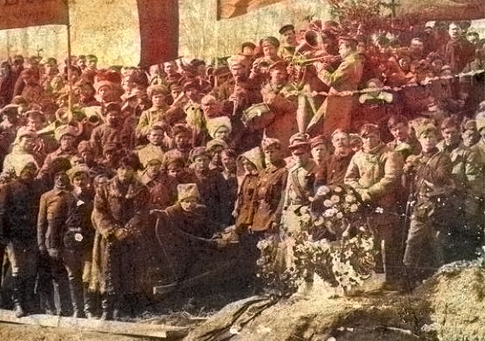 Церемония прощания с погибшими партизанами 01.04.1920 года.