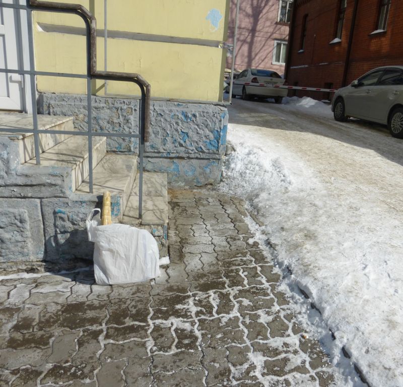 Дом по ул. Запарина, 90 в Хабаровске еще несколько дней назад был в осаде снега и льда