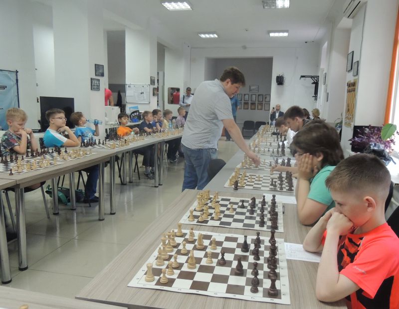 В Хабаровске сеанс одновременной игры провел международный гроссмейстер Дмитрий Кряквин