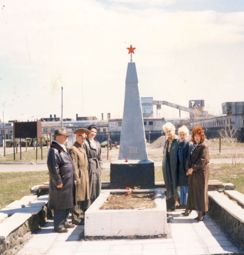 2003 год.  Памятник С. И. Потеряхину на территории воинской части. Комсомольск-на-Амуре, Северное  шоссе, 44.