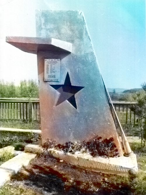 1988 год.  Памятник погибшим в  авиационной катастрофе в п. Дуки.  Фото Ю.Н. Федосеева.