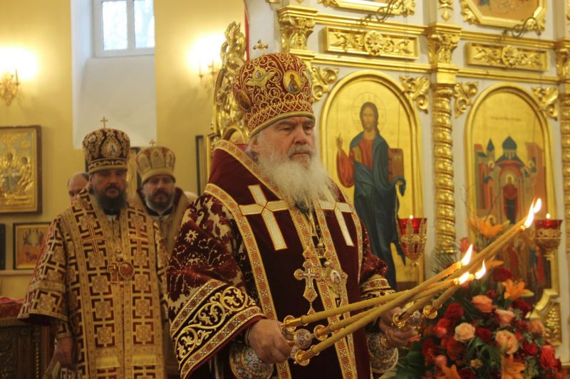 Митрополит Владивостокский и Приморский Вениамин совершил Божествннную литургию в Покровском кафедральном соборе