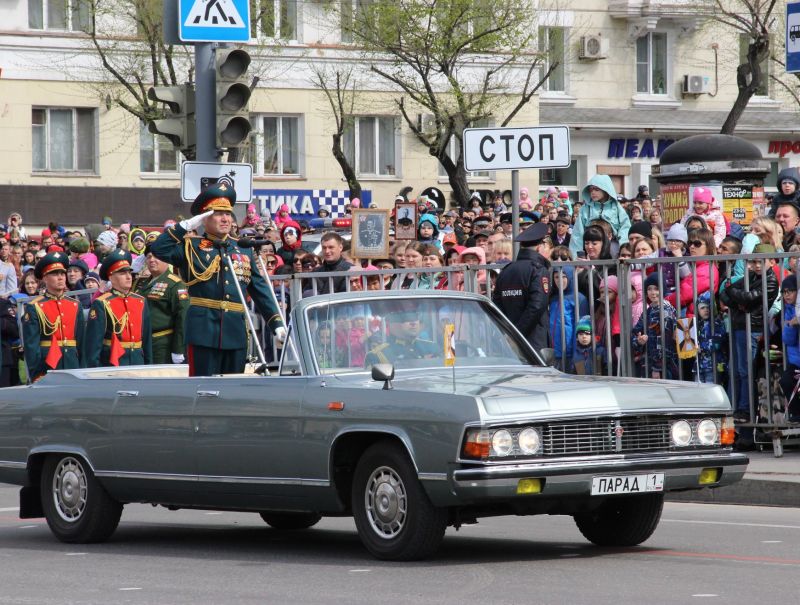 Командующий войсками ВВО Герой России генерал-лейтенант Геннадий Жидко приветствует парад.