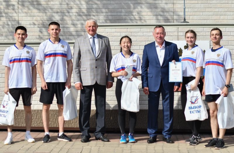 Наградил победителей и активных участников председатель Избирательной комиссии Хабаровского края Геннадий Накушнов (третий слева).