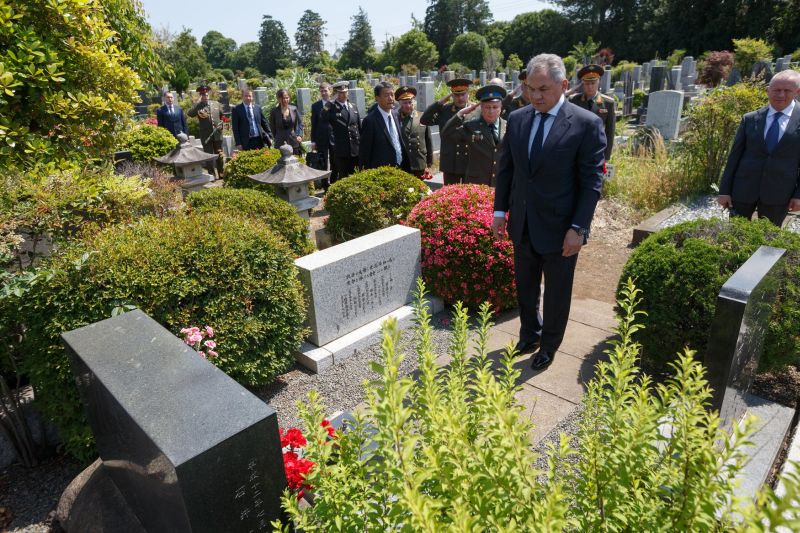 Министр обороны России Сергей Шойгу и члены российской военной делегации возложили цветы к могиле советского разведчика Рихарда Зорге на кладбище «Тама» в Токио