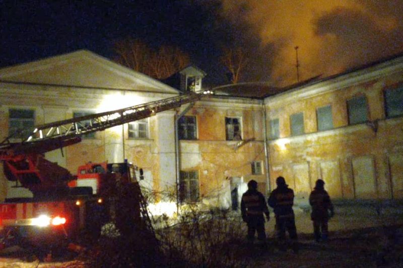 В Хабаровске сгорел бывший Дом офицеров краснореченского гарнизона