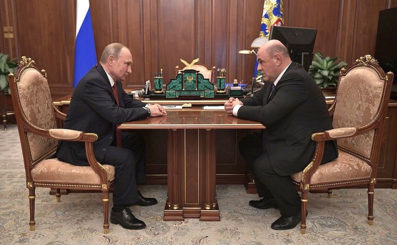 Владимир Путин с руководителем Федеральной налоговой службы Михаилом Мишустиным.