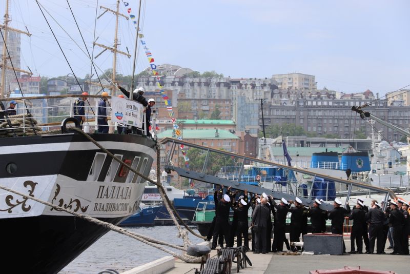 Во Владивосток прибыли фрегат «Паллада» и барк «Седов»