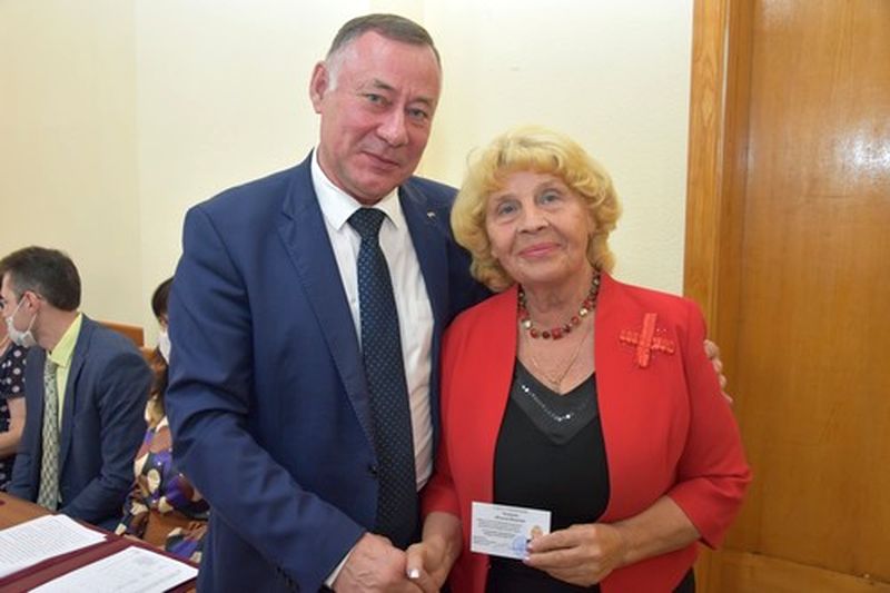 В ходе заседания Наталье Чумаковой было вручено удостоверение избранного депутата за подписью председателя краевой избирательной комиссии