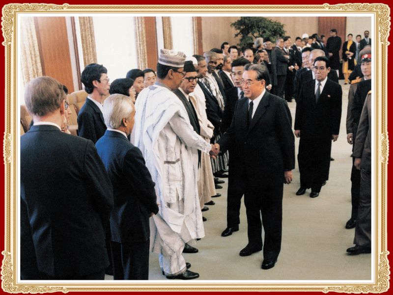 Ким Ир Сен встречается с главами государств и правительств, лидерами партий, посланниками президентов и главами делегаций из разных стран мира.