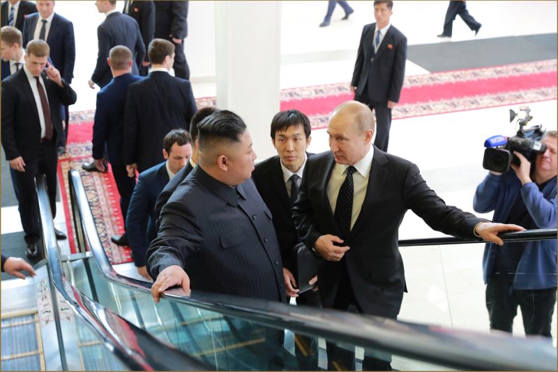 Ким Чен Ын и В. В. Путин направляются в зал переговоров, разговаривая в непринужденной обстановке.