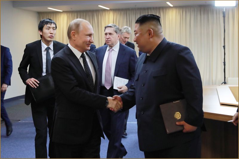 Переговоры между Ким Чен Ыном и В. В. Путиным.
