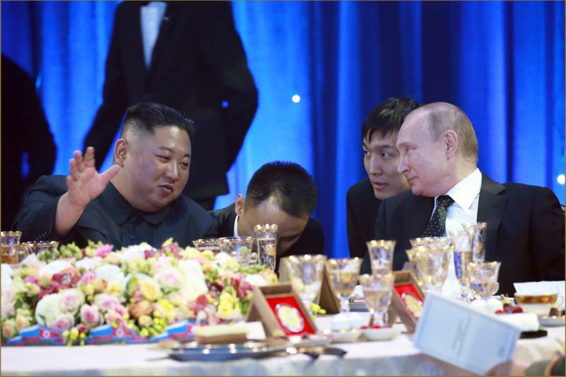 Ким Чен Ын приглашен на торжественный банкет, устроенный В. В. Путиным.