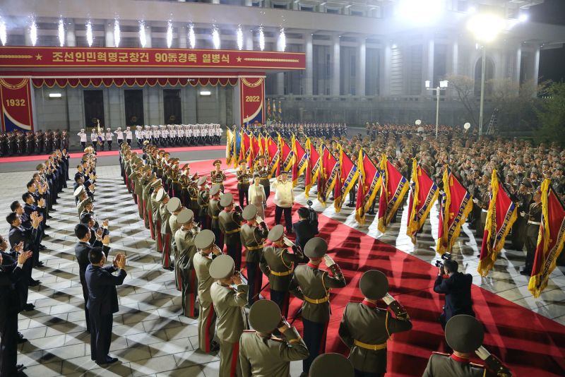 Ким Чен Ын производит смотр славных знамен крупных соединений КНА