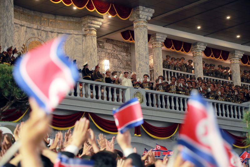 Ким Чен Ын тепло отвечает на горячее приветствие участников парада и публики