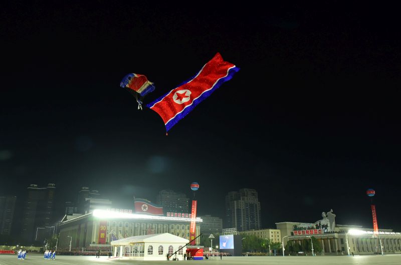 Воздушные десантники с развевающимся крупным государственным флагом совершили посадку на Площадь